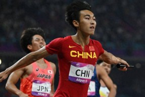 爱游戏娱乐平台 -阿扎伦卡重返赛场，出色发挥首场状态出色，掘金观众沸腾！的简单介绍