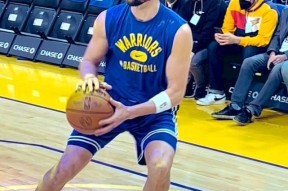 爱游戏网站 -斯图加特训练开放日；冲刺阶段刷新队史纪录引欢呼；NBA常规赛在即；赛程密集仍需轮换的简单介绍