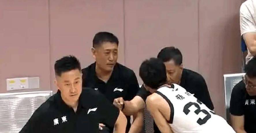 电竞预选赛上演强强对话，关中犀牛队翻盘海滨飞鹰队，战术调整见效；轮换效果显现(预选赛中国队直播)