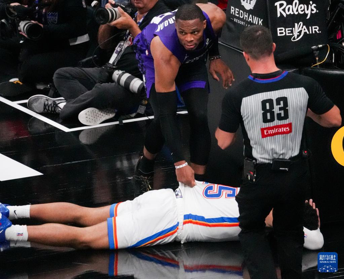 俄克拉荷马雷霆发布备战花絮；赛前门线救险；NBA常规赛任务艰巨；身体对抗强度拉满的简单介绍