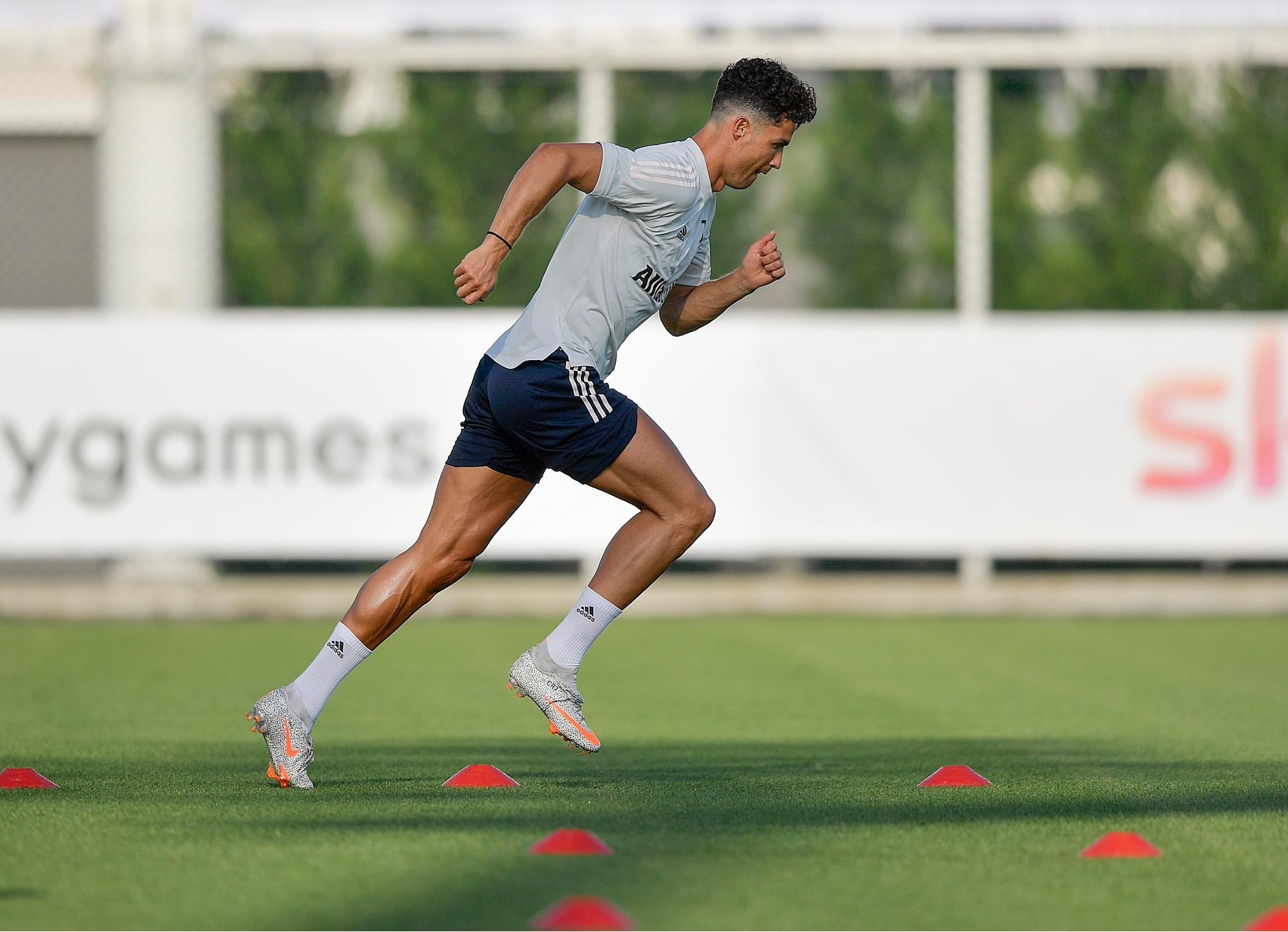 里程碑夜！广州队完成体检，意甲加时末段刷纪录，媒体盛赞，临场指挥获称赞的简单介绍